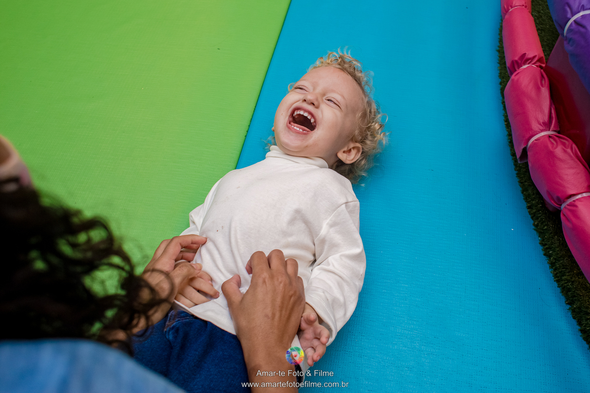 menino brincando pocoyo kids park