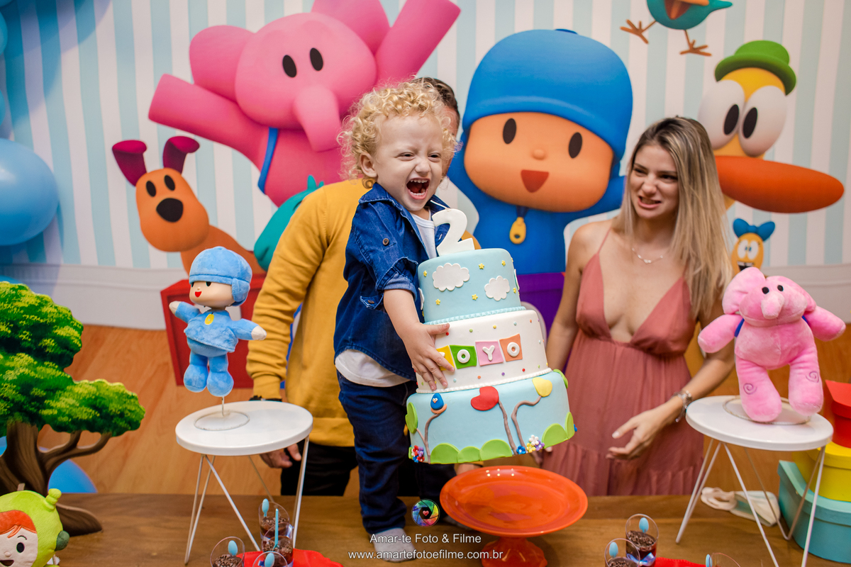 menino brincando pocoyo kids park