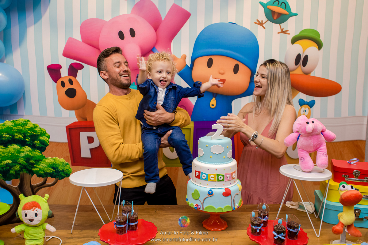 menino brincando pocoyo kids park