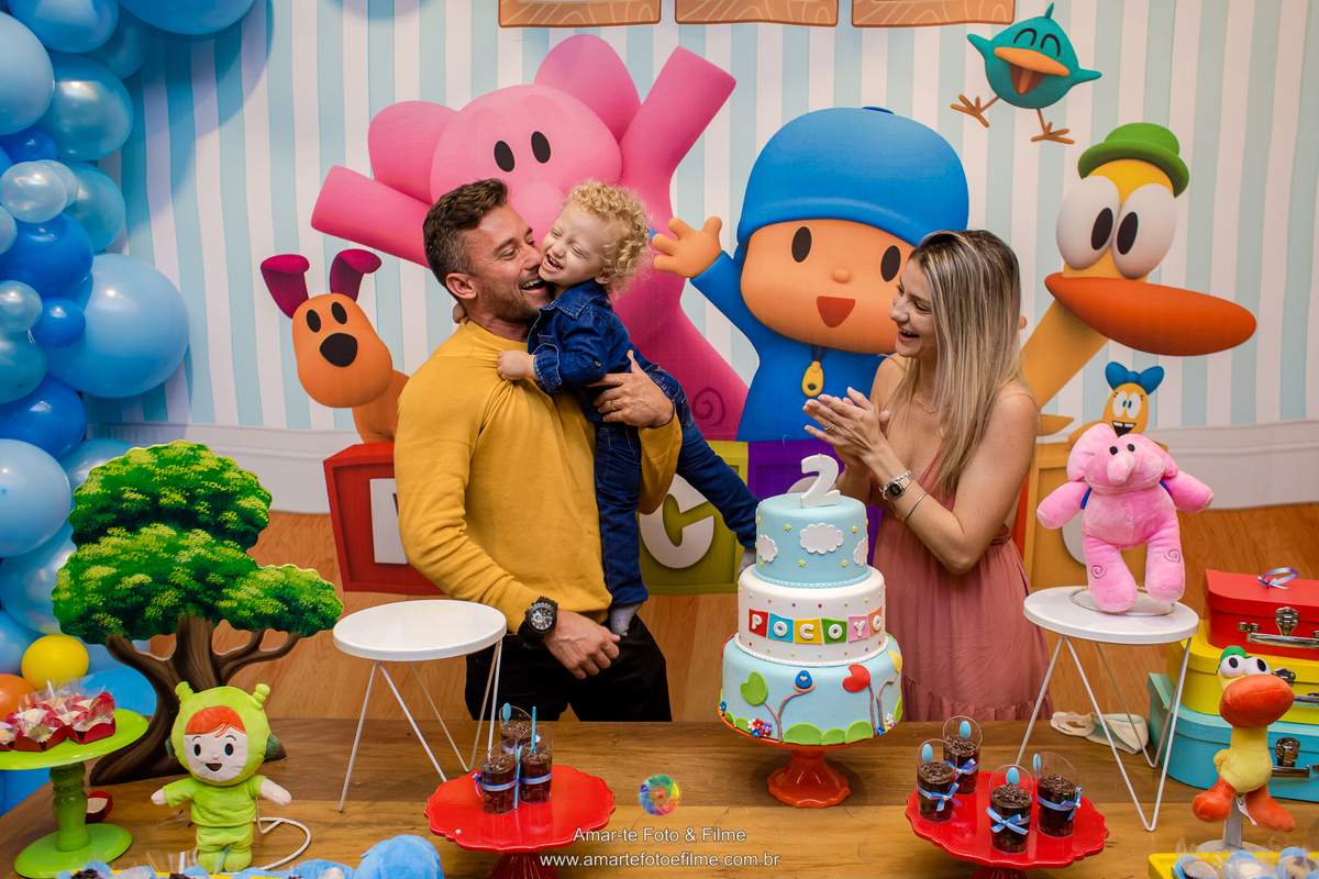 menino brincando pocoyo kids park