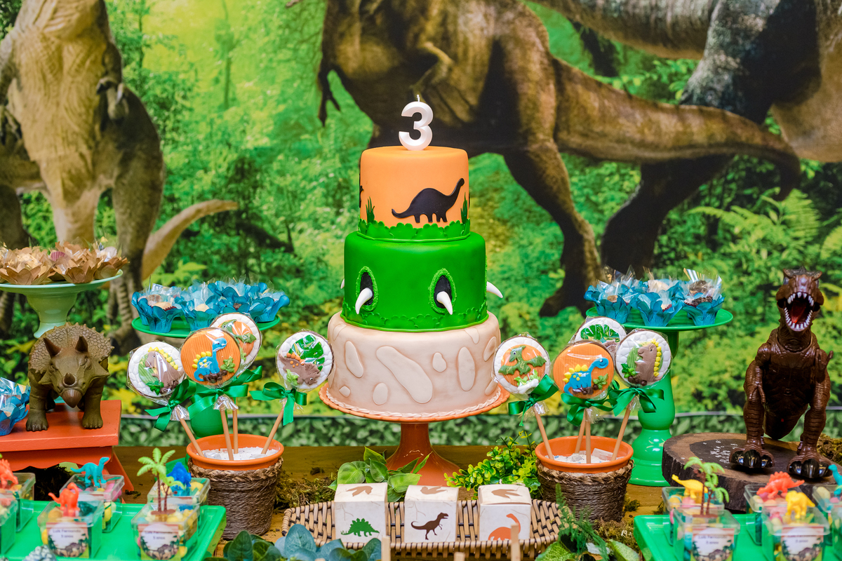 festa infantil tema dinossauros menino brincando com pais pose infantis mesa do bolo kids park brincadeiras 