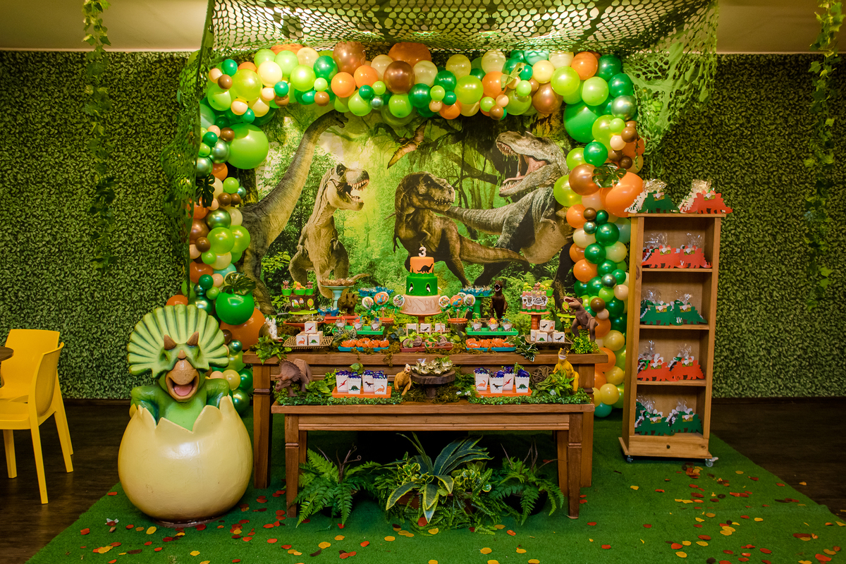 festa infantil tema dinossauros menino brincando com pais pose infantis mesa do bolo kids park brincadeiras 