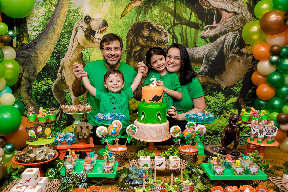 festa infantil tema dinossauros menino brincando com pais pose infantis mesa do bolo kids park brincadeiras 