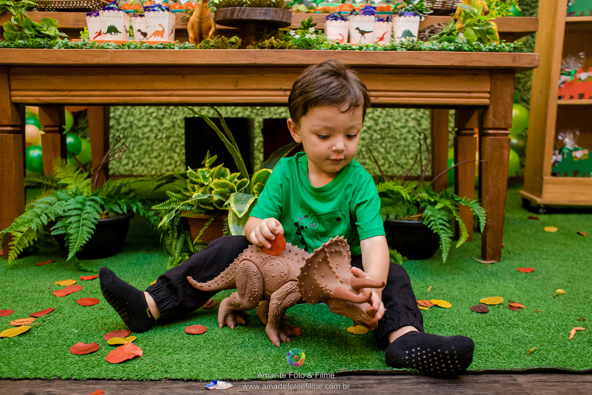 festa infantil tema dinossauros menino brincando com pais pose infantis mesa do bolo kids park brincadeiras 
