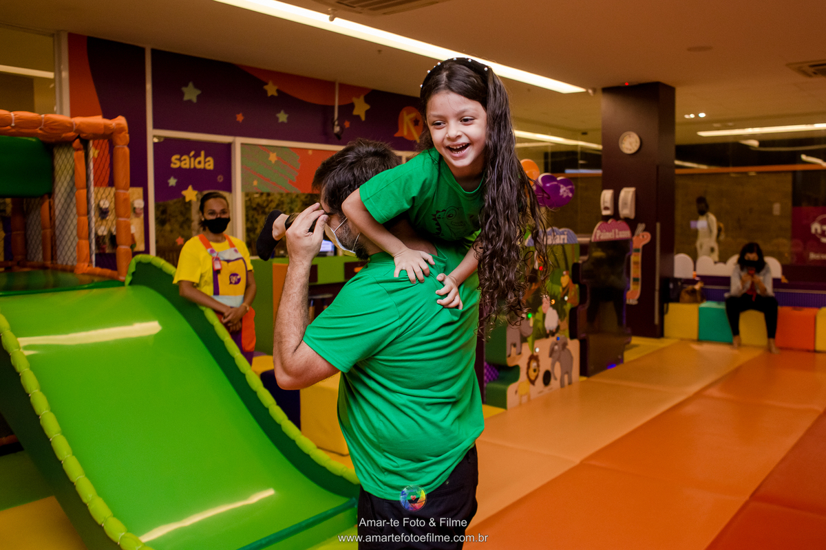 festa infantil tema dinossauros menino brincando com pais pose infantis mesa do bolo kids park brincadeiras 