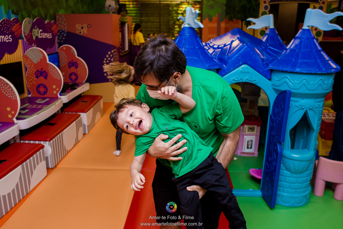 festa infantil tema dinossauros menino brincando com pais pose infantis mesa do bolo kids park brincadeiras 