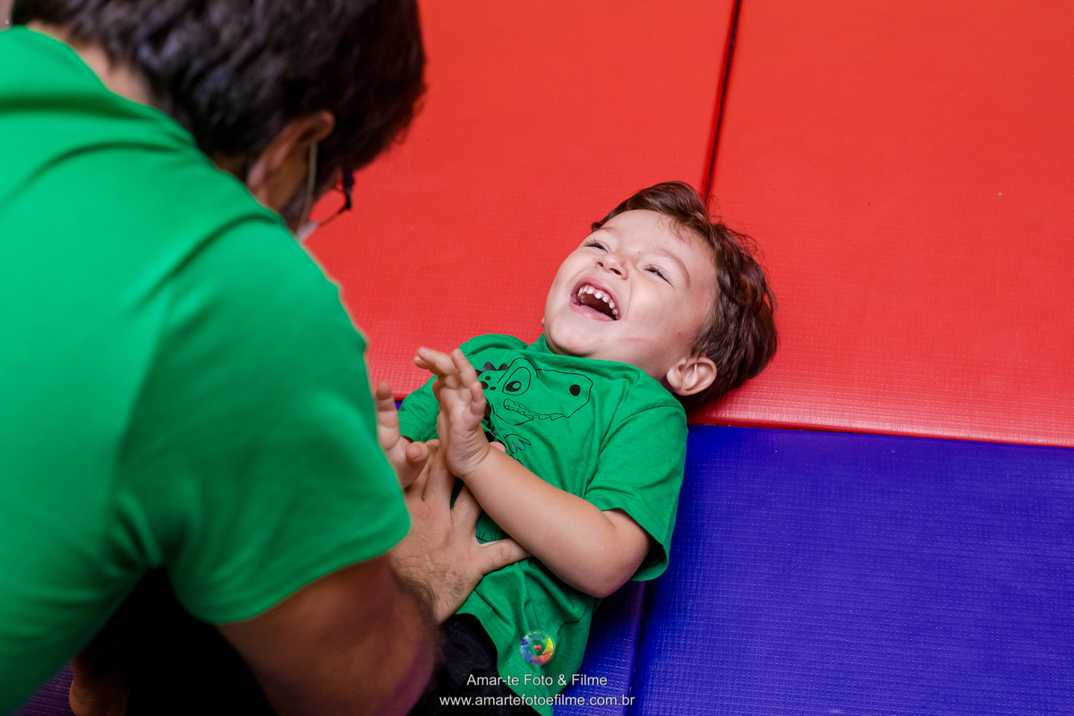festa infantil tema dinossauros menino brincando com pais pose infantis mesa do bolo kids park brincadeiras 