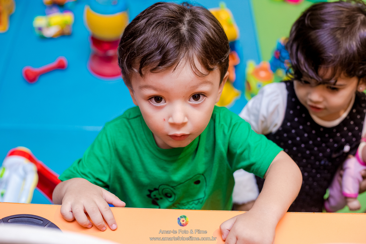 festa infantil tema dinossauros menino brincando com pais pose infantis mesa do bolo kids park brincadeiras 