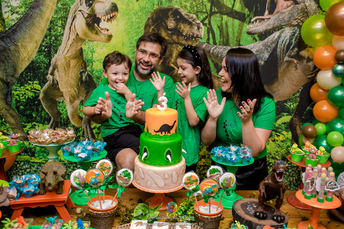 festa infantil tema dinossauros menino brincando com pais pose infantis mesa do bolo kids park brincadeiras 