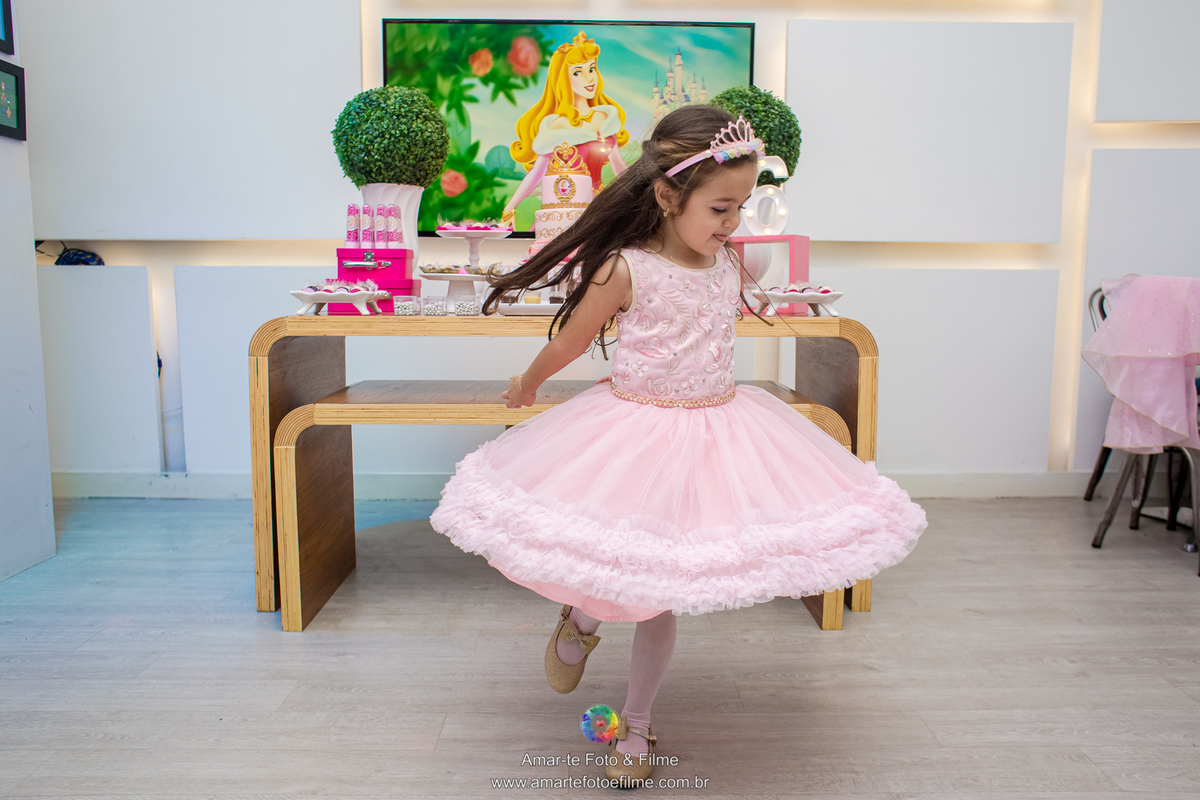 festa infantil bela adormecida parquinho de shopping rio de janeiro barra da tijuca animasom rio design vestido de princesa aurora