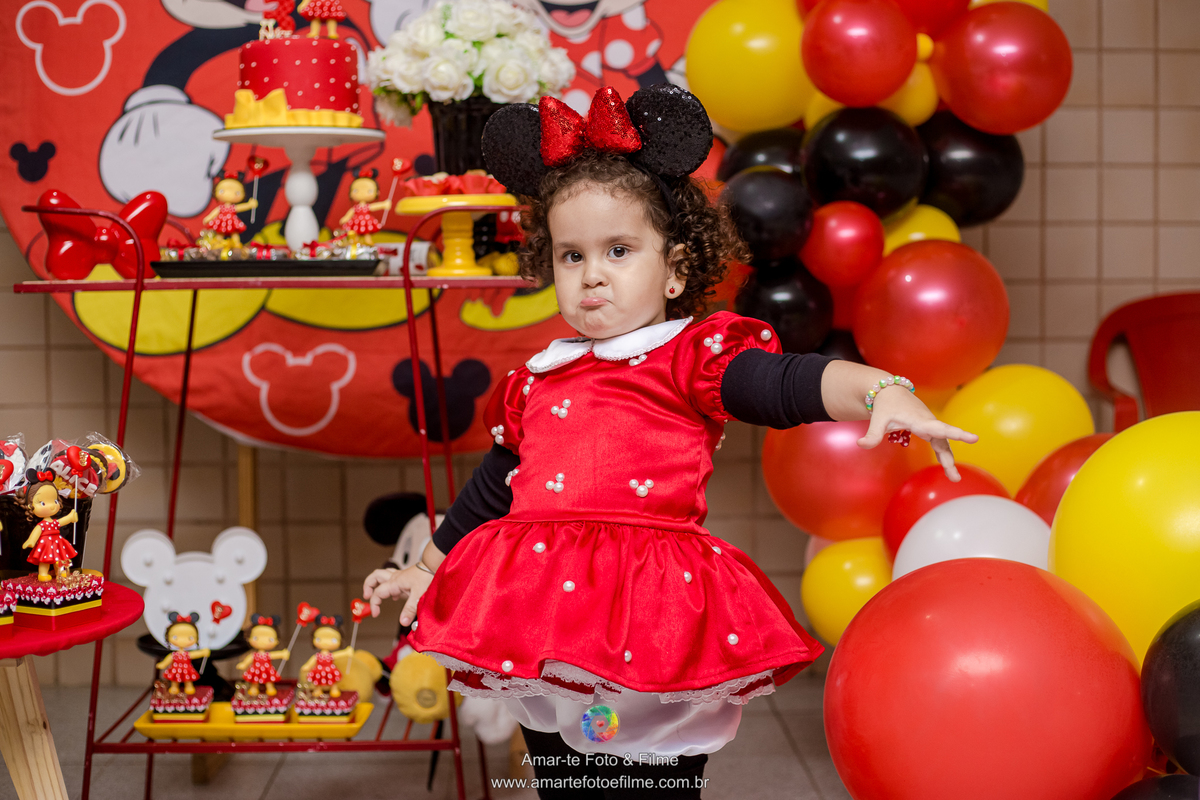 festa menina minnie vermelha criança pose foto sorrindo personagem vivo