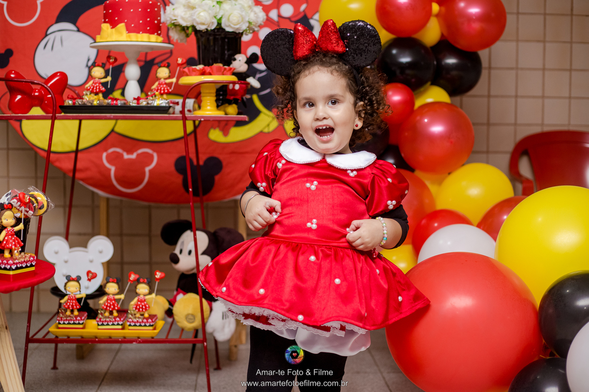 festa menina minnie vermelha criança pose foto sorrindo personagem vivo