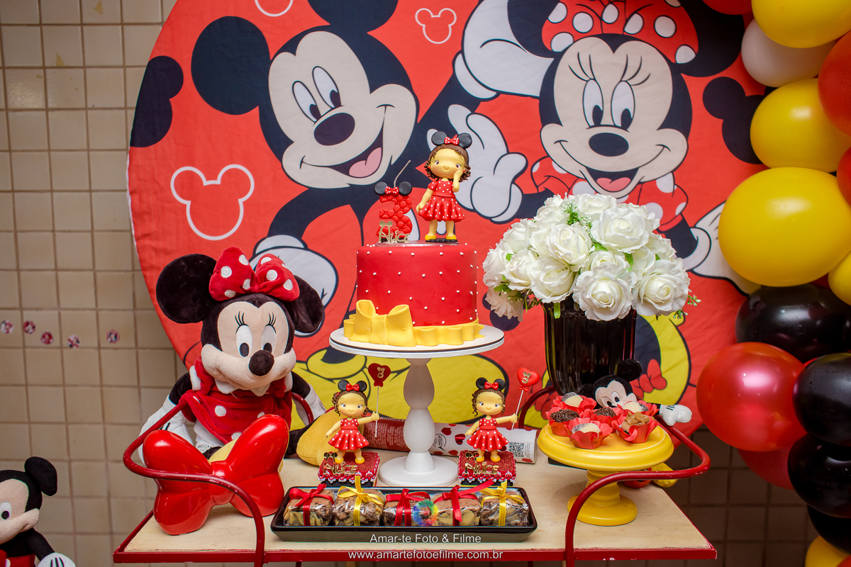 festa menina minnie vermelha criança pose foto sorrindo personagem vivo