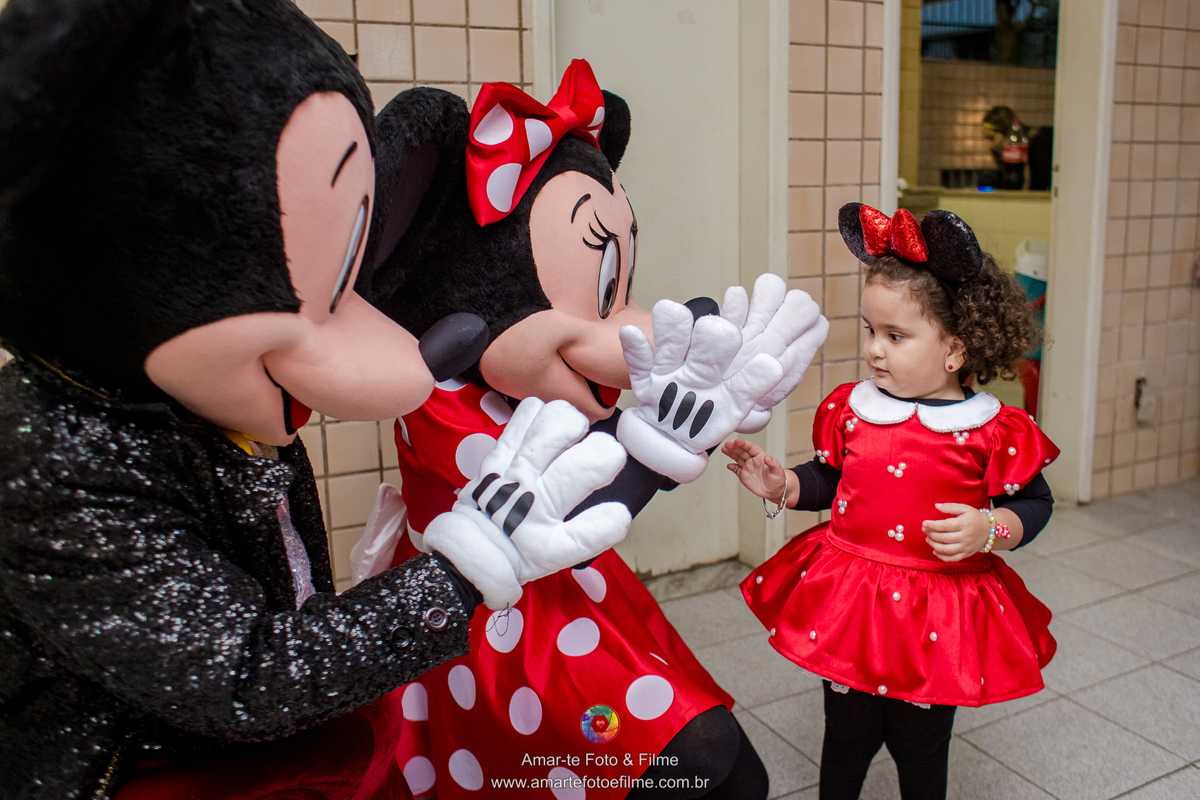 festa menina minnie vermelha criança pose foto sorrindo personagem vivo