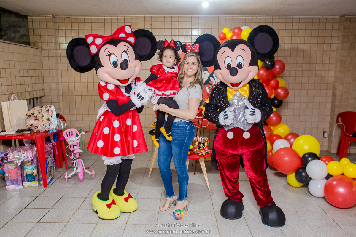 festa menina minnie vermelha criança pose foto sorrindo personagem vivo
