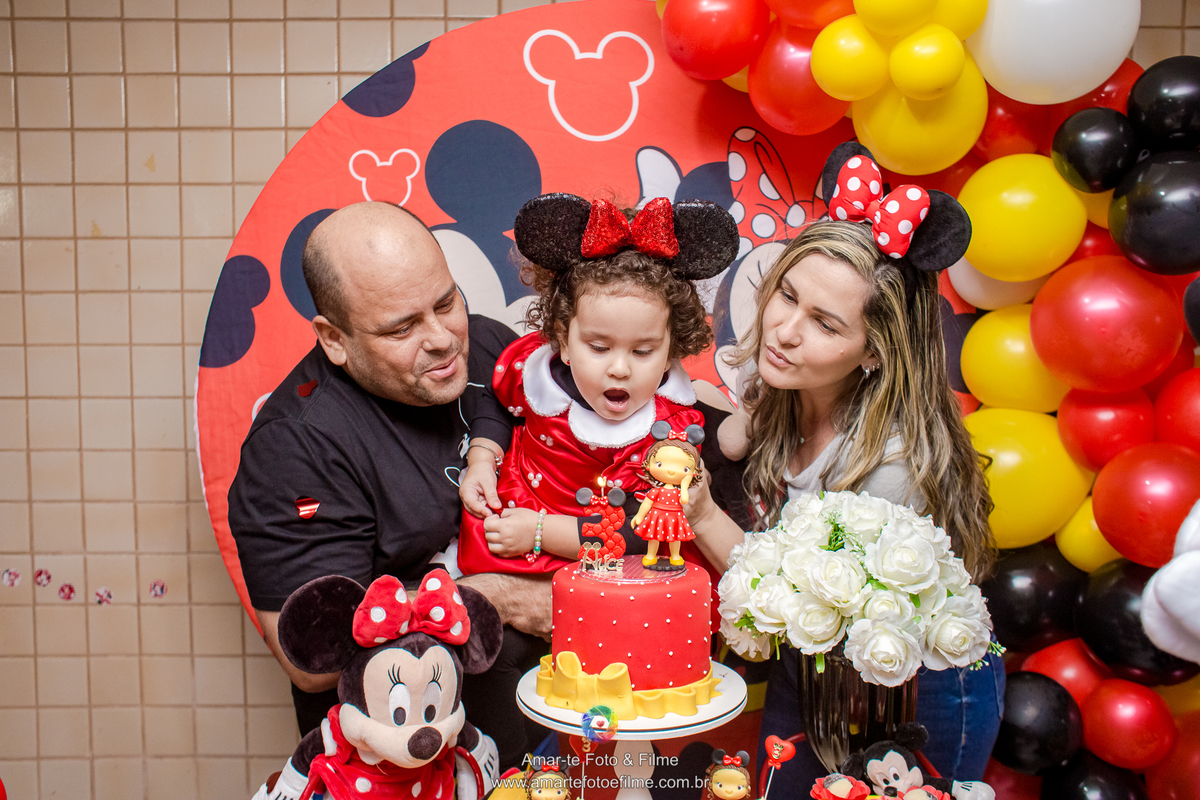 festa menina minnie vermelha criança pose foto sorrindo personagem vivo
