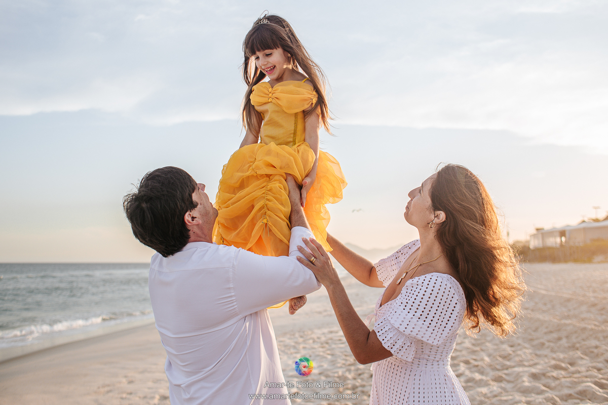 ensaio externo praia princesa por do sol reserva barra ilha pura parquinho condominio Bela adormecida bela aurora poses familia