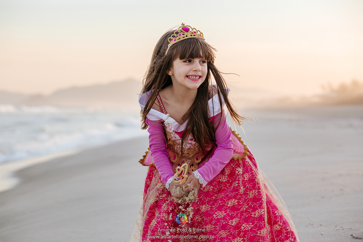 ensaio externo praia princesa por do sol reserva barra ilha pura parquinho condominio Bela adormecida bela aurora poses familia