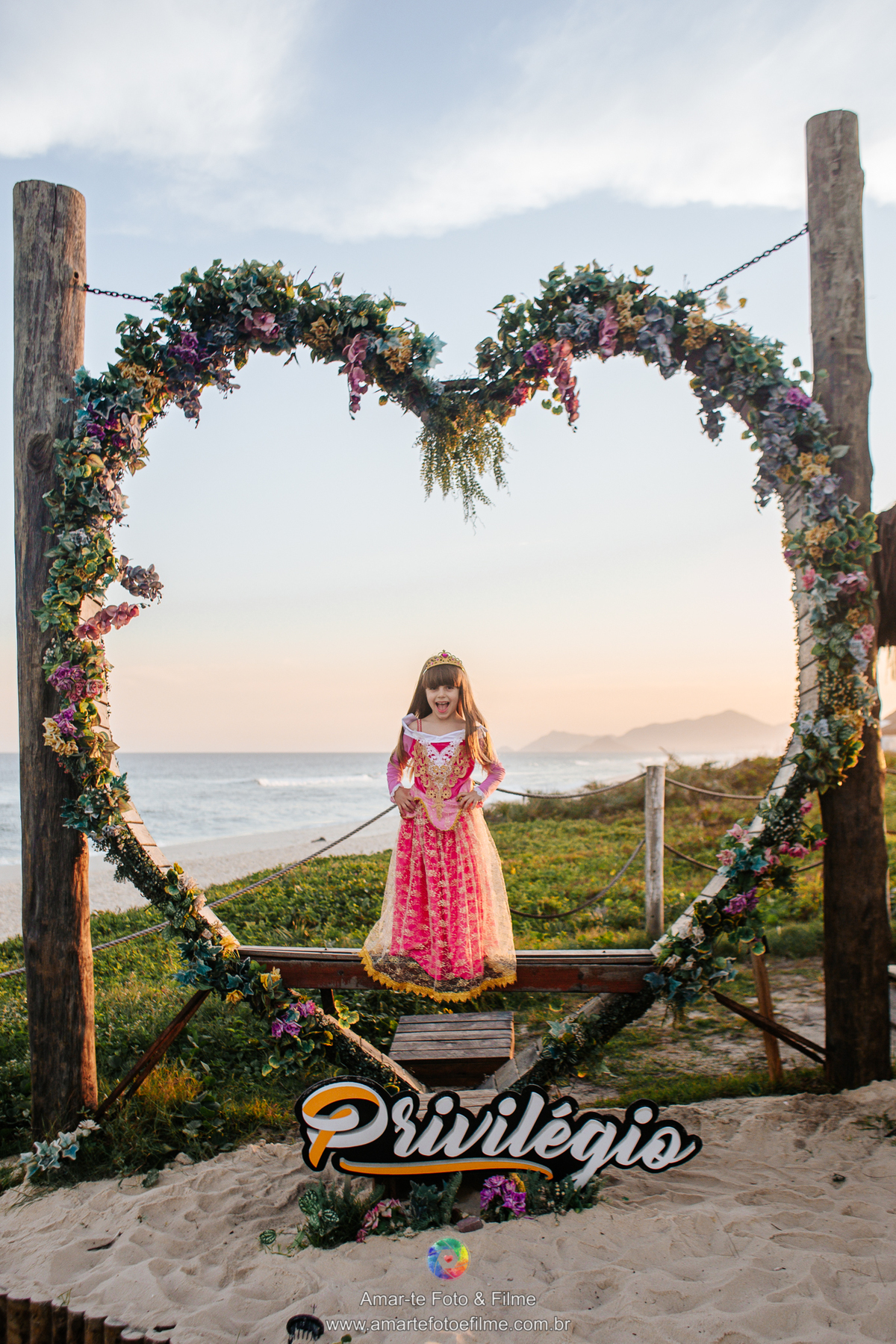 ensaio externo praia princesa por do sol reserva barra ilha pura parquinho condominio Bela adormecida bela aurora poses familia