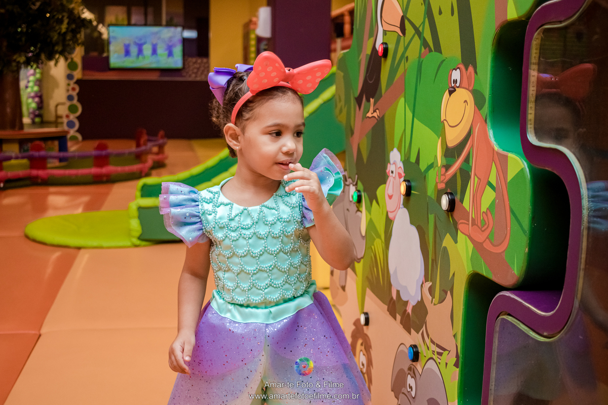 festa infantil menina pequena sereia ariel liguado brincadeiras decoração fotografo rio de janeiro poses rj barra da tijuca kids park casa shopping parquinho casa de festa