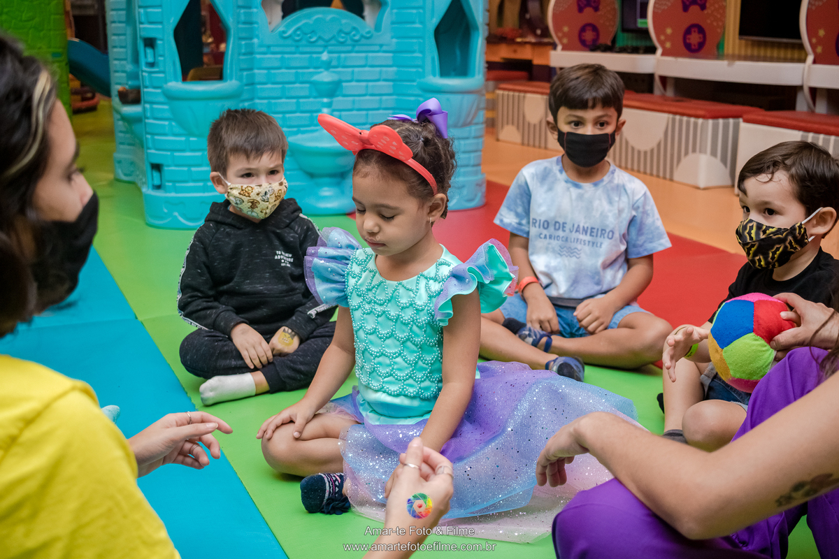 festa infantil menina pequena sereia ariel liguado brincadeiras decoração fotografo rio de janeiro poses rj barra da tijuca kids park casa shopping parquinho casa de festa