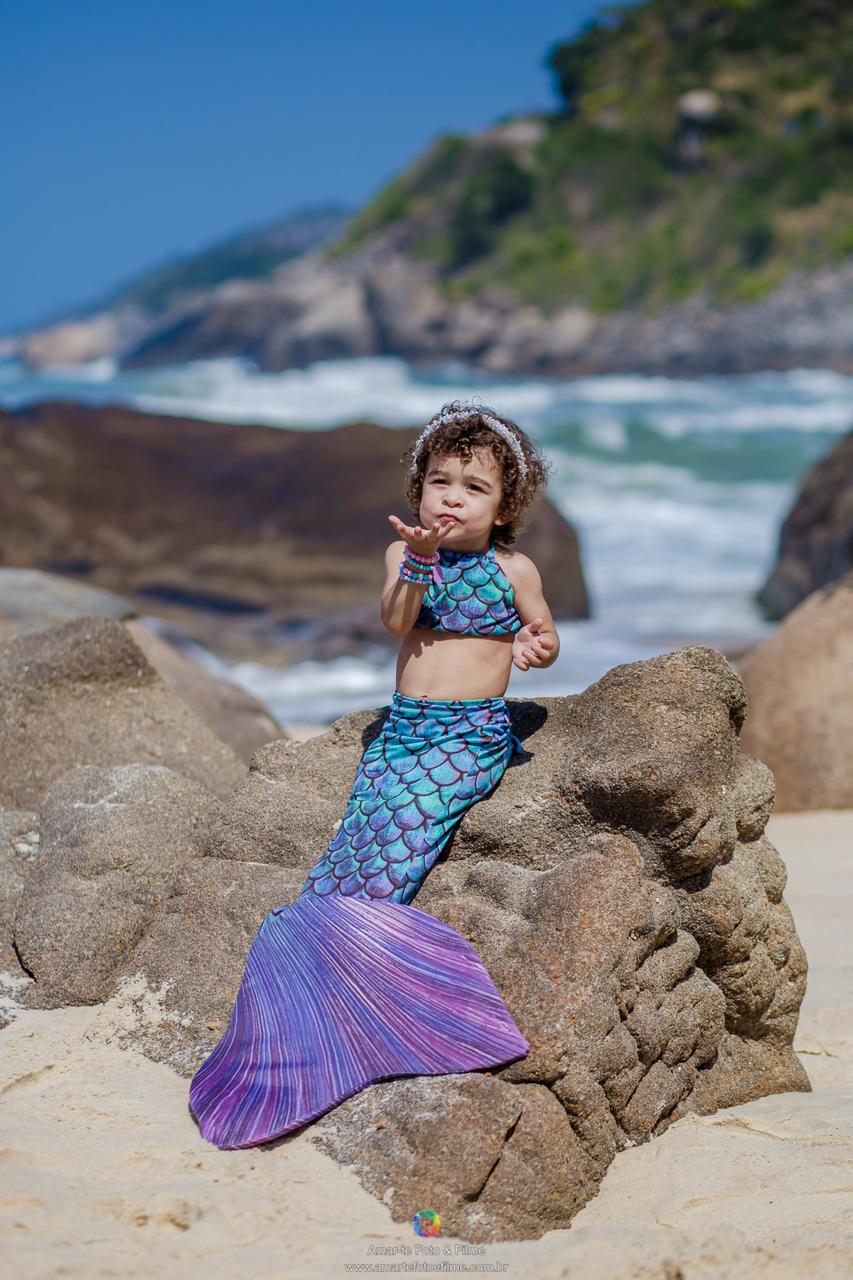 ariel barra cauda de sereia copacabana ensaio externo menina pequena sereia praia prainha recreio rio de janeiro roupa de sereia vestido