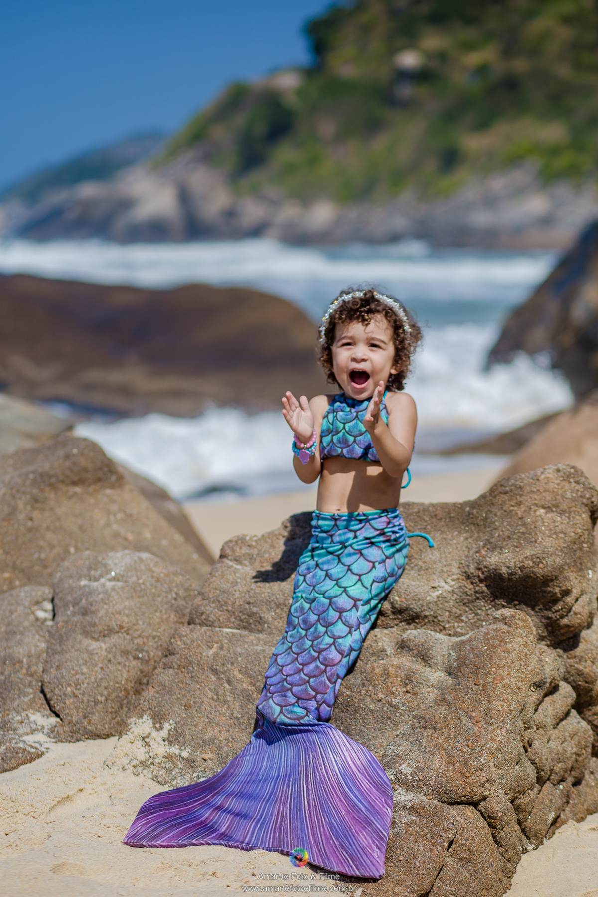 ariel barra cauda de sereia copacabana ensaio externo menina pequena sereia praia prainha recreio rio de janeiro roupa de sereia vestido
