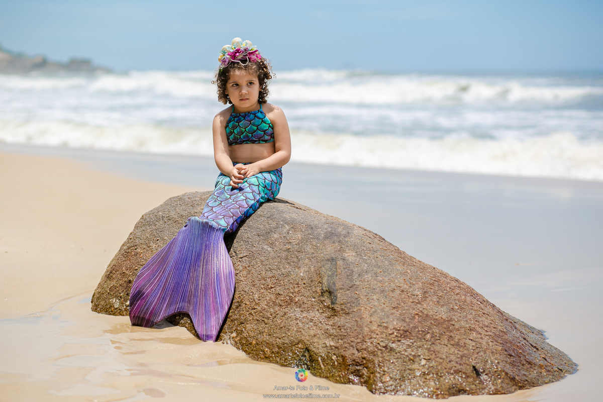 ensaio infantil externo na praia sereia prainha recreio barra rj menina vestida de pequena sereia