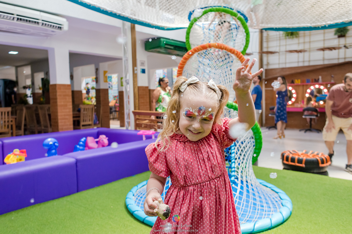 fotografo, festa, infantil, casa em festa, joá, baby shark, piscina de bolinhas, pula pula, parabéns, menina, família, fotos de familia, poses, rj, barra da tijuca, pintura, banho de mangueira