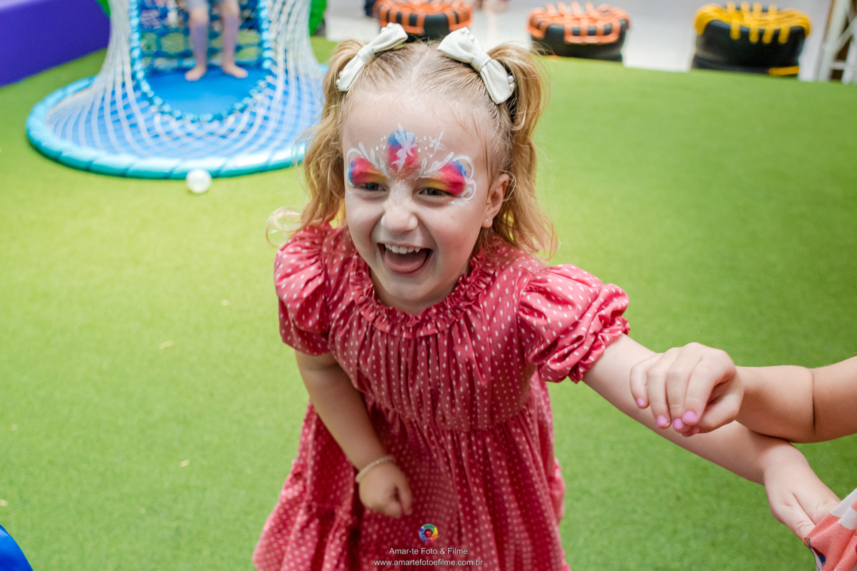 fotografo, festa, infantil, casa em festa, joá, baby shark, piscina de bolinhas, pula pula, parabéns, menina, família, fotos de familia, poses, rj, barra da tijuca, pintura, banho de mangueira