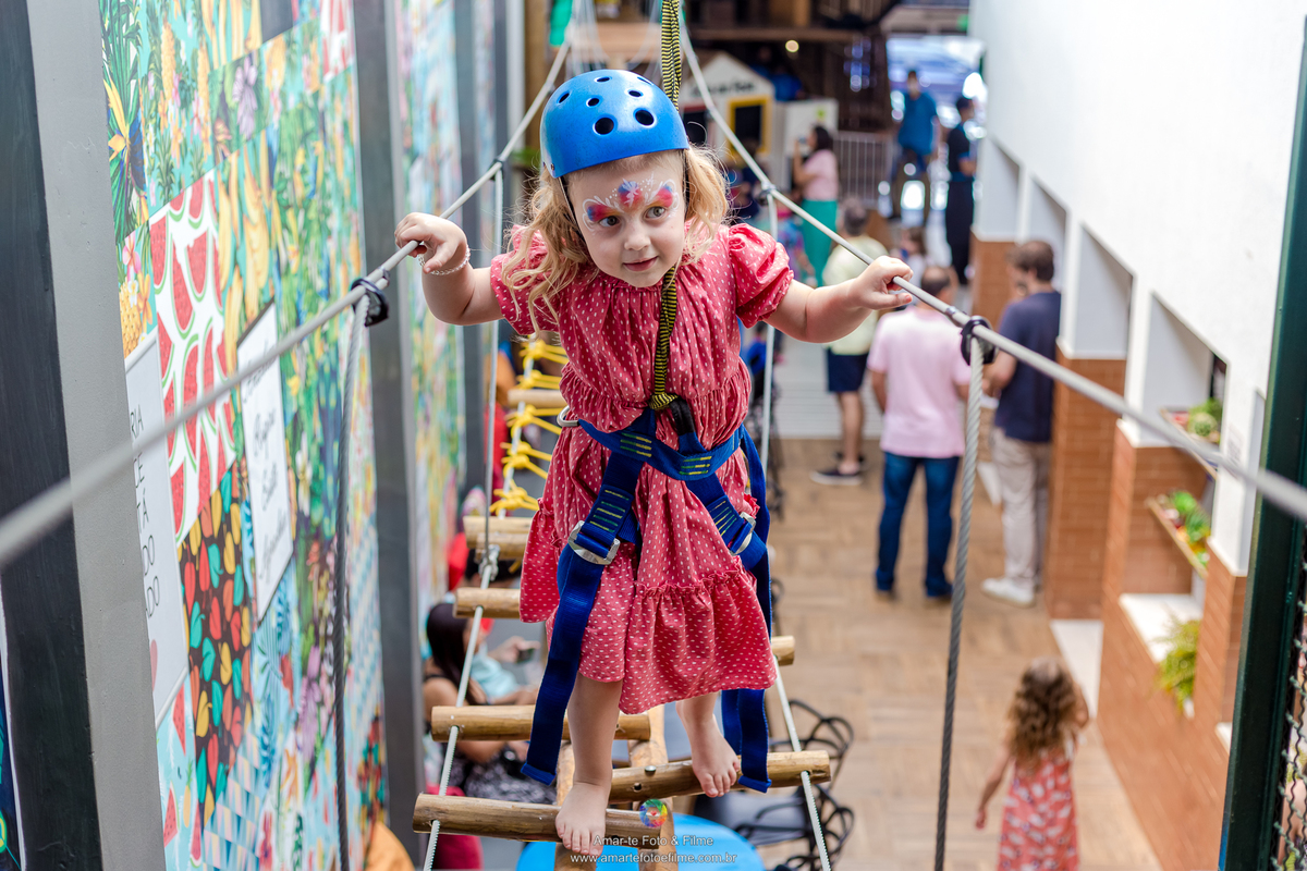 fotografo, festa, infantil, casa em festa, joá, baby shark, piscina de bolinhas, pula pula, parabéns, menina, família, fotos de familia, poses, rj, barra da tijuca, pintura, banho de mangueira