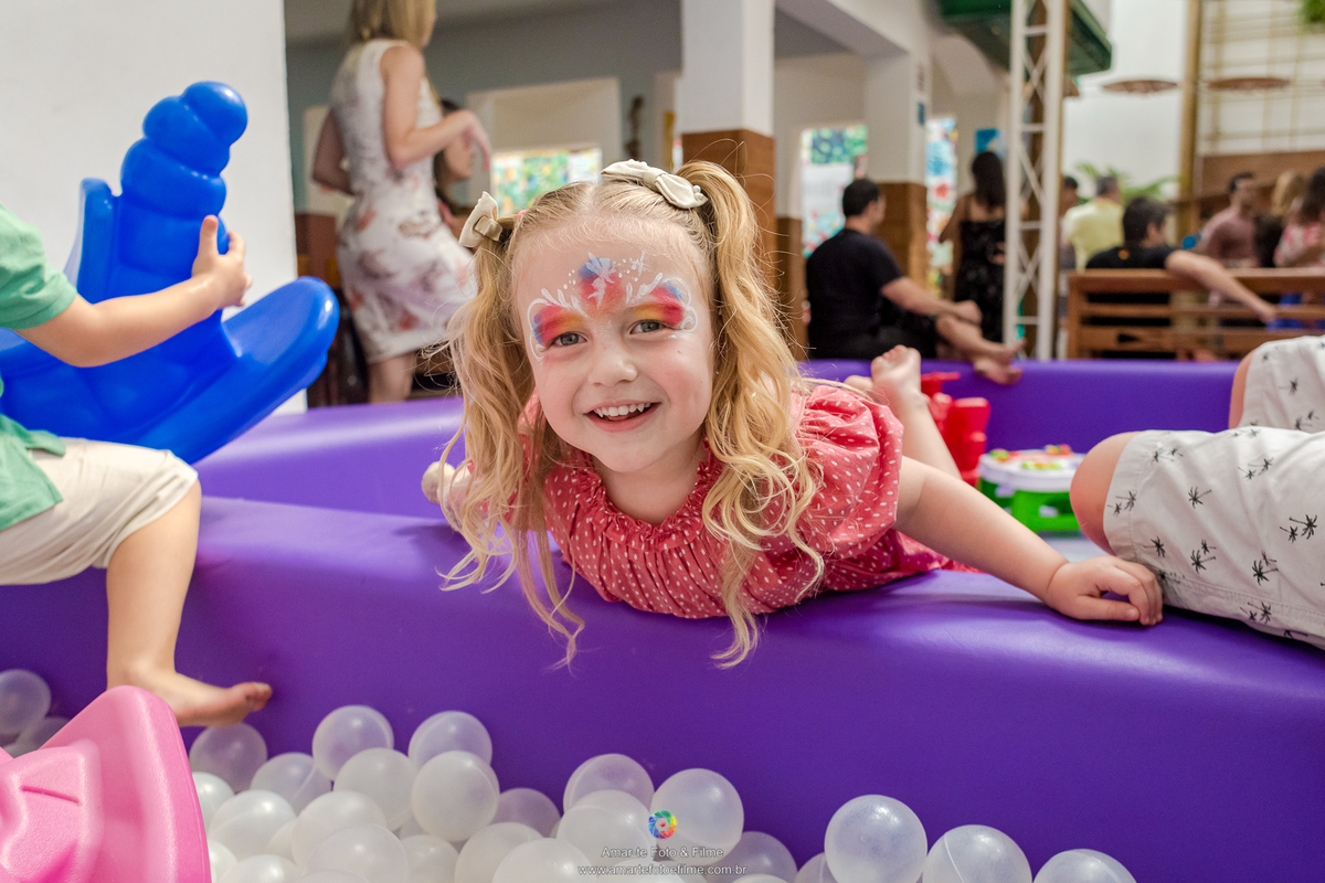 fotografo, festa, infantil, casa em festa, joá, baby shark, piscina de bolinhas, pula pula, parabéns, menina, família, fotos de familia, poses, rj, barra da tijuca, pintura, banho de mangueira
