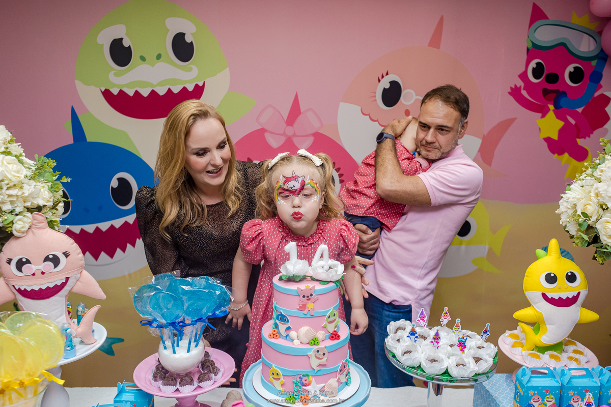 fotografo, festa, infantil, casa em festa, joá, baby shark, piscina de bolinhas, pula pula, parabéns, menina, família, fotos de familia, poses, rj, barra da tijuca, pintura, banho de mangueira