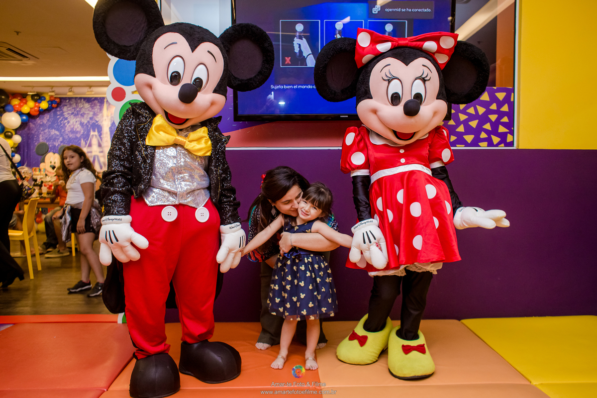 festa infantil menina mickey minnie vermelha decoração kids park rio casa shopping barra da tijuca familia personagem vivo
