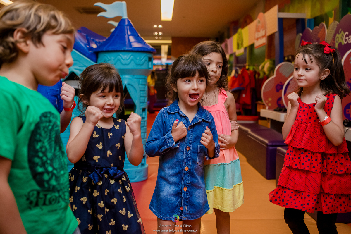 festa infantil menina mickey minnie vermelha decoração kids park rio casa shopping barra da tijuca familia personagem vivo