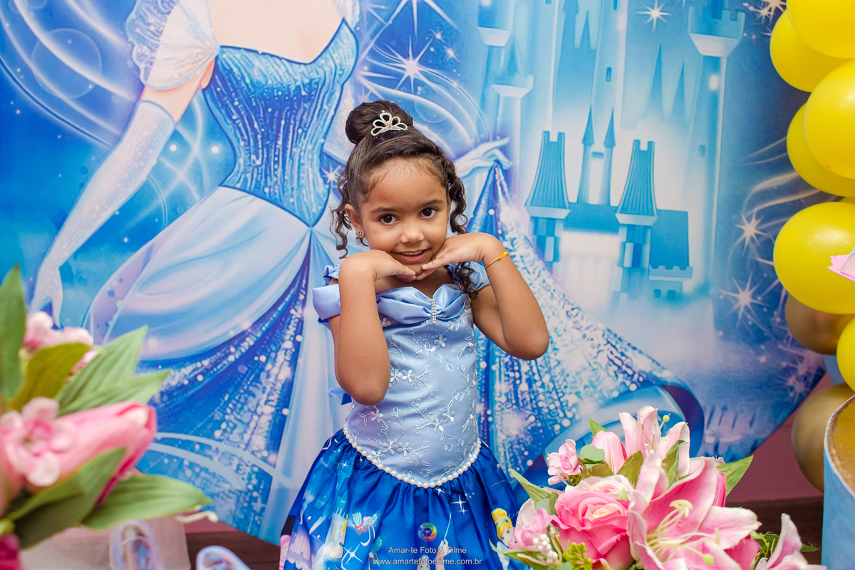 festa infantil spa decoração princesa cinderela poses maquiagem de criança