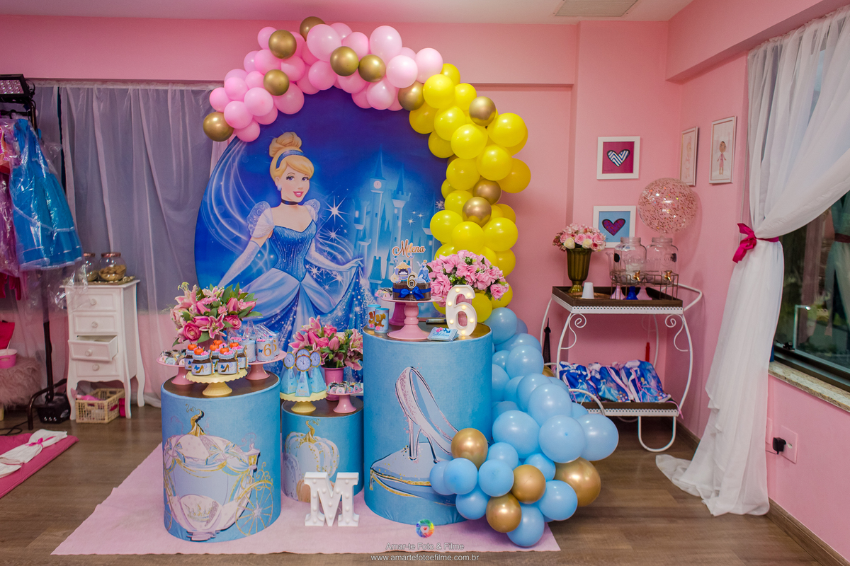 festa infantil spa decoração princesa cinderela poses maquiagem de criança