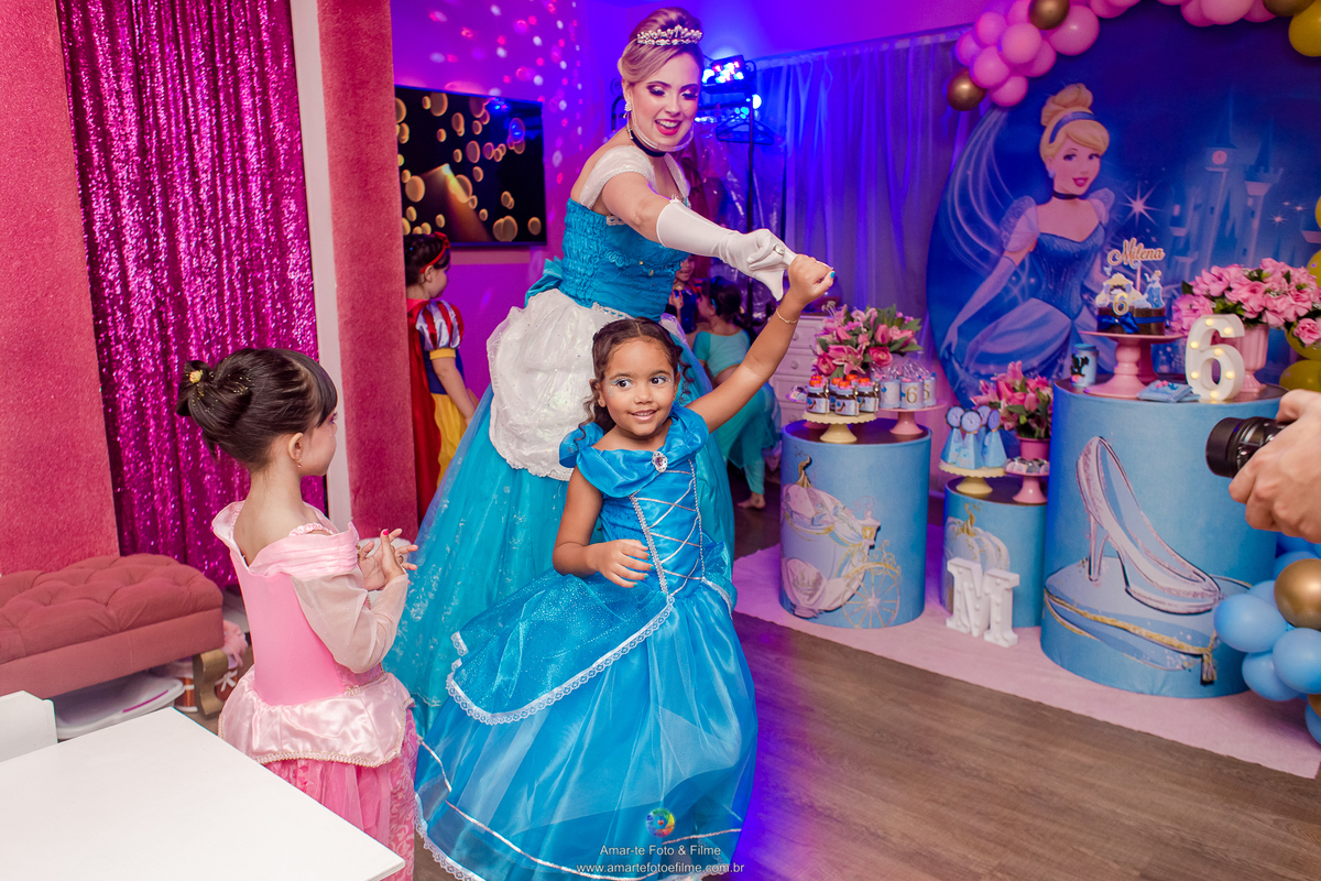 festa infantil spa decoração princesa cinderela poses maquiagem de criança