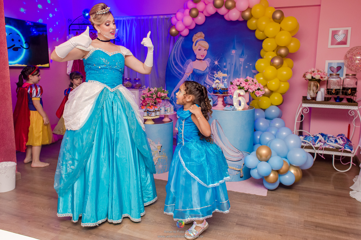 festa infantil spa decoração princesa cinderela poses maquiagem de criança