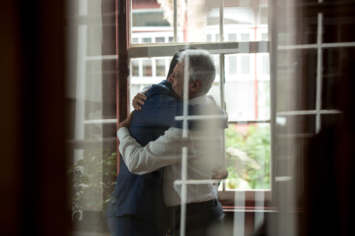 Pai de noivo abraça o filho antes do SIM