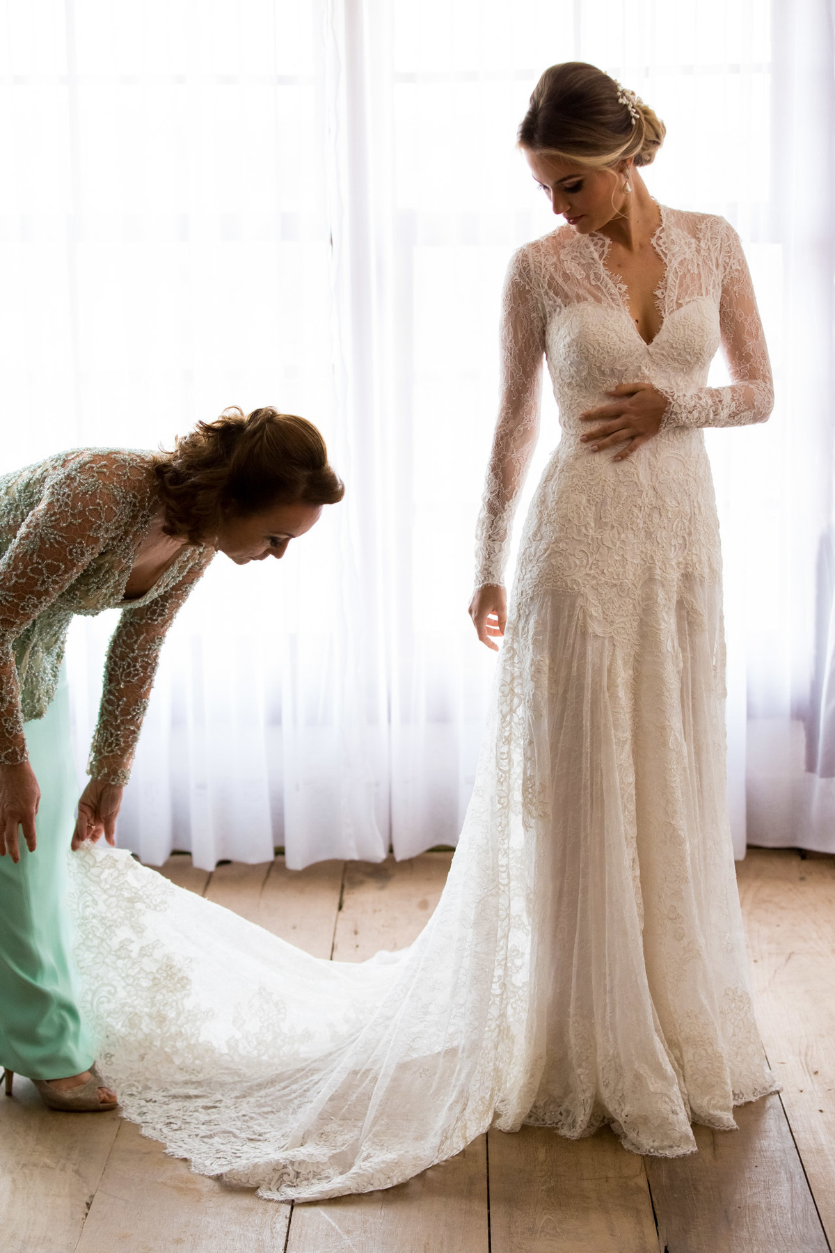 Mãe de noiva ajuda com o vestido