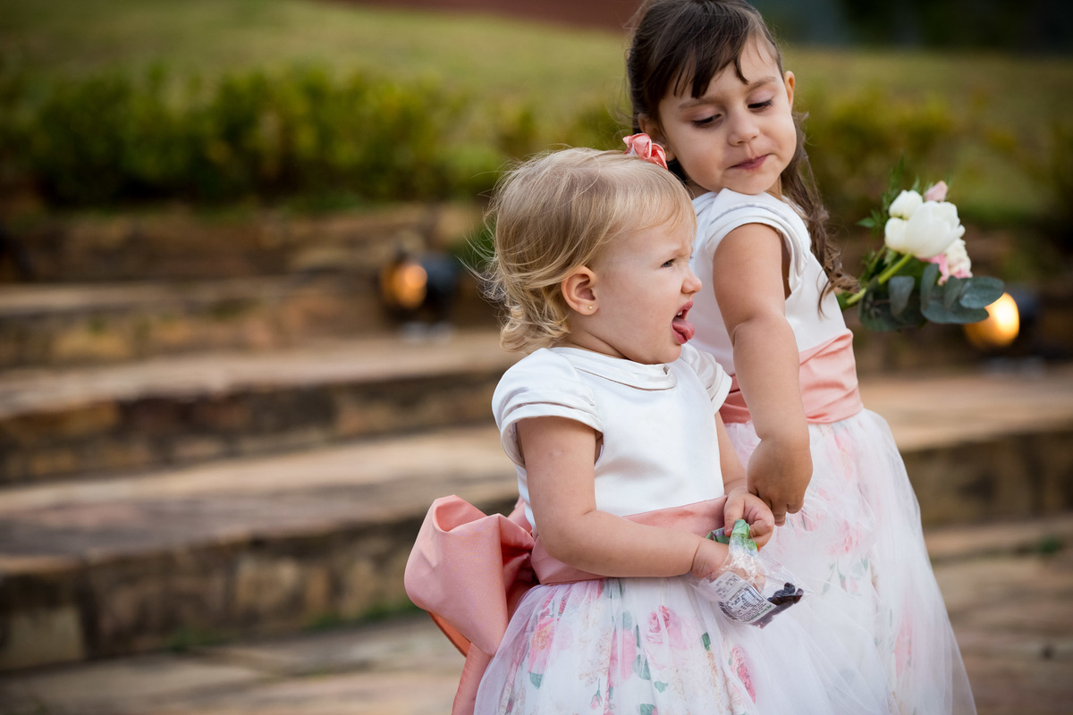 Damas de honra em cena divertida