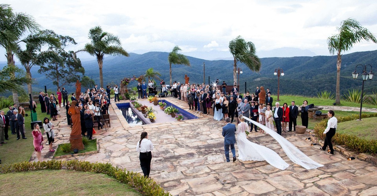 Entrada triunfal da noiva num céu de montanhas