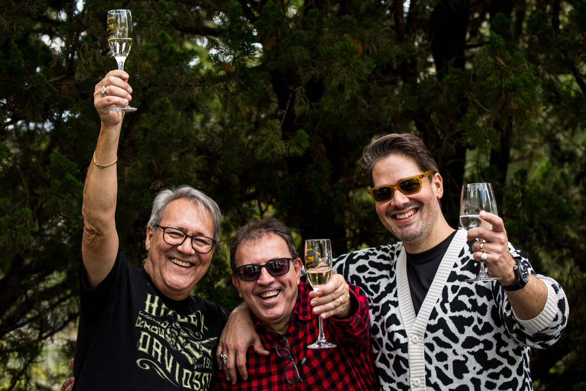 Aniversariante brindando