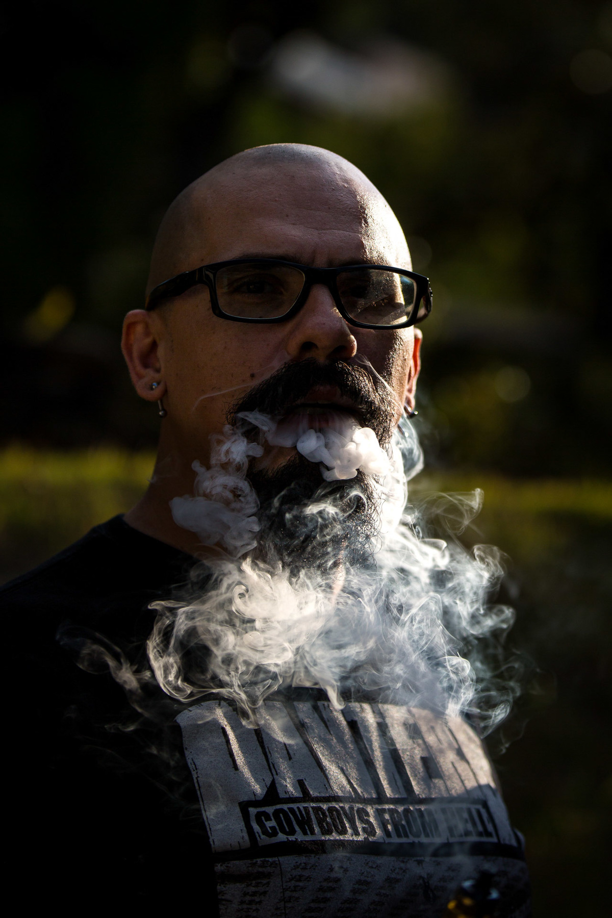 Motociclista fumando cigarro eletrônico