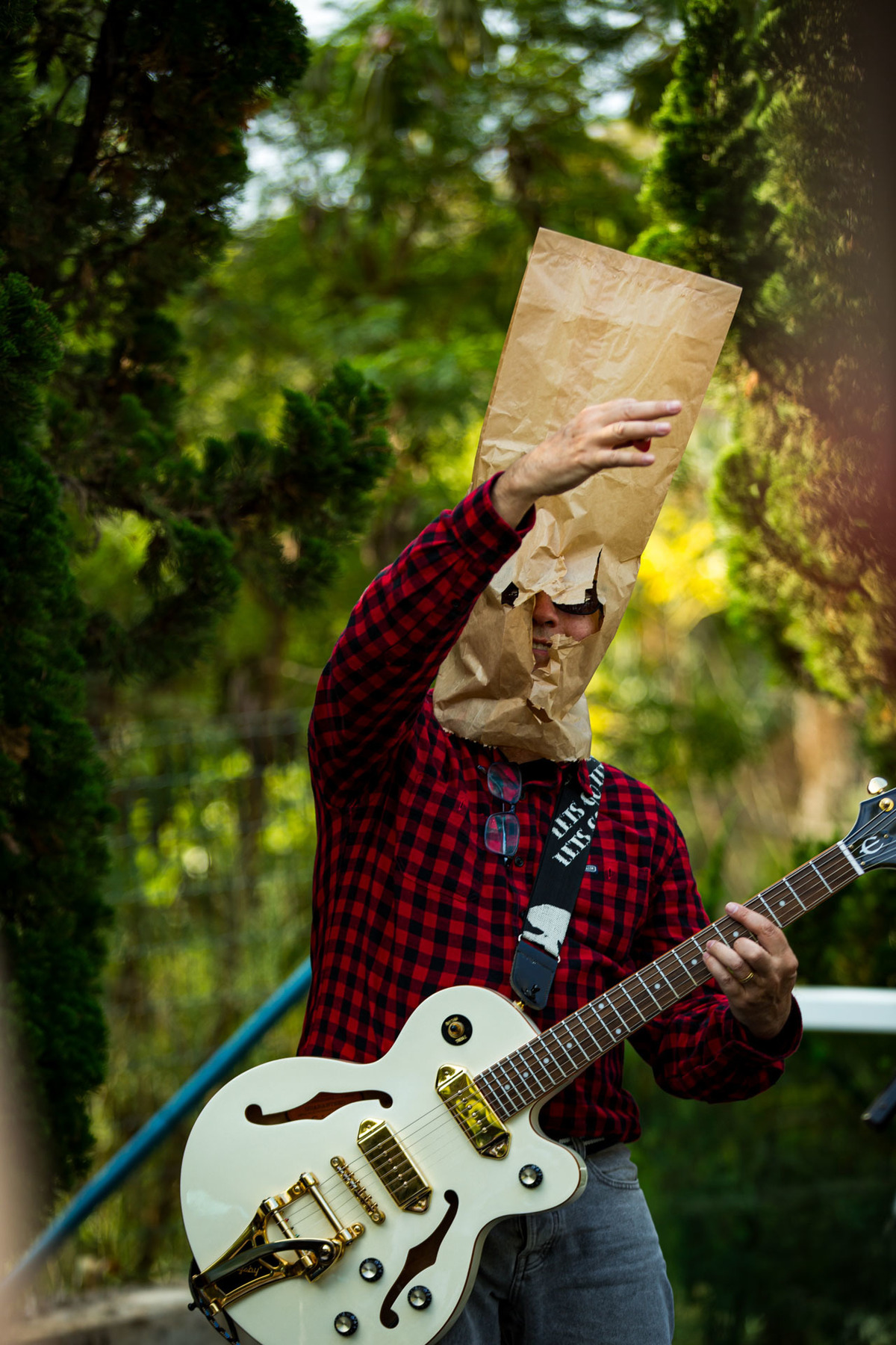 Homem com pacote rasgado na cabeça