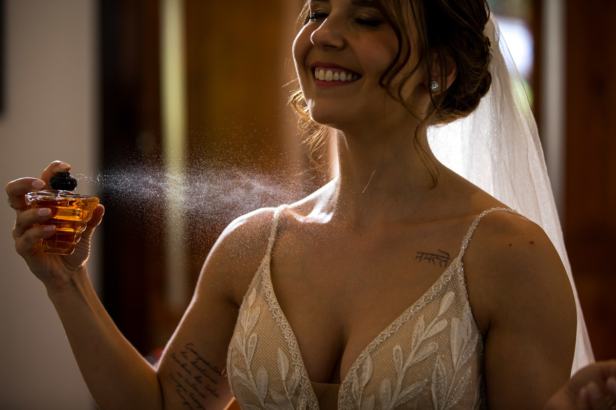 Noiva passando perfume