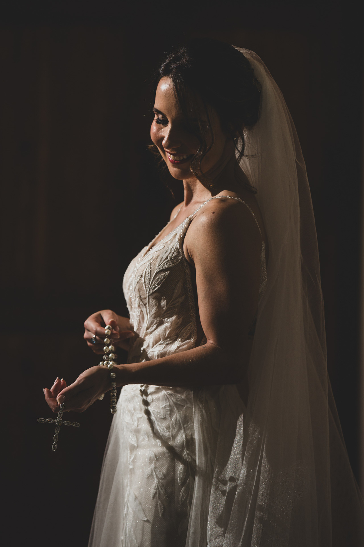 Foto da noiva segurando crucifixo