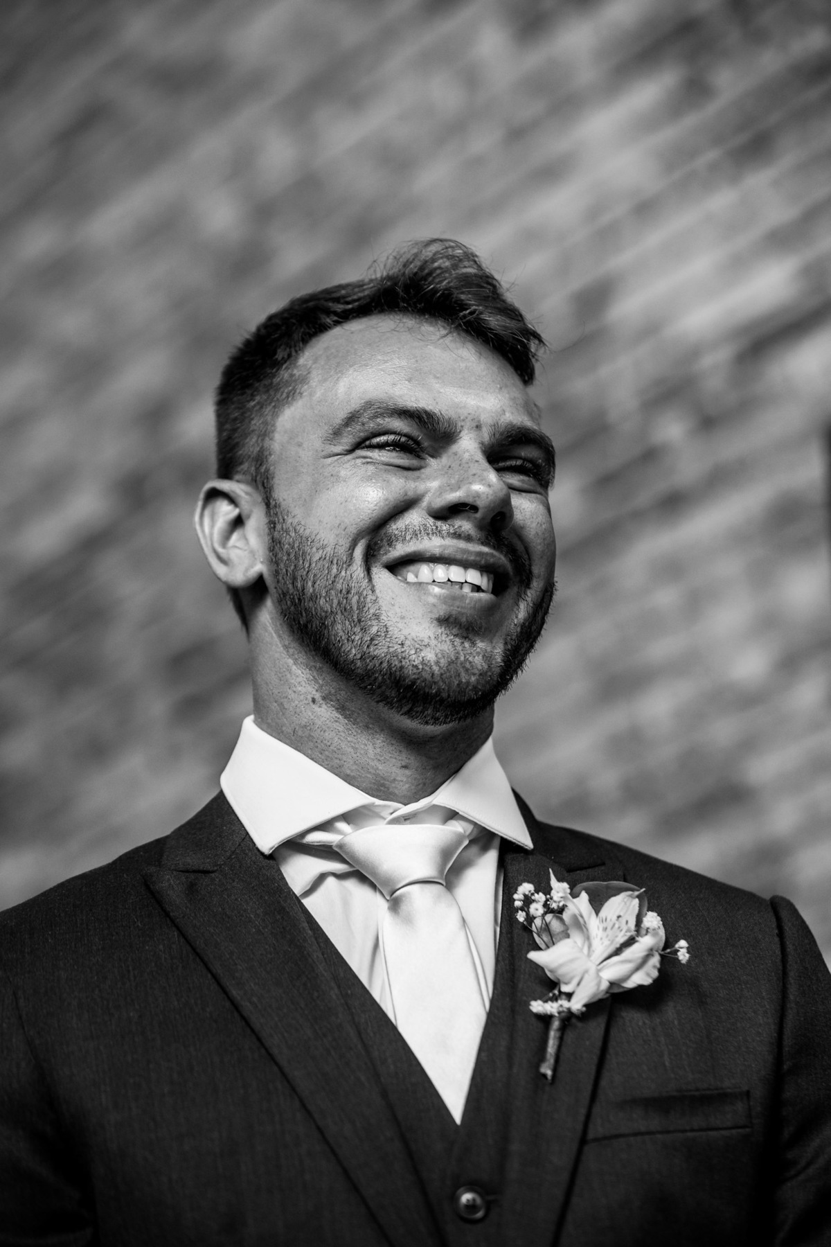 Noivo emocionado vendo noiva entrar