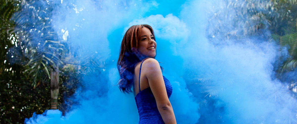 Debutante envolta em fumaça colorida